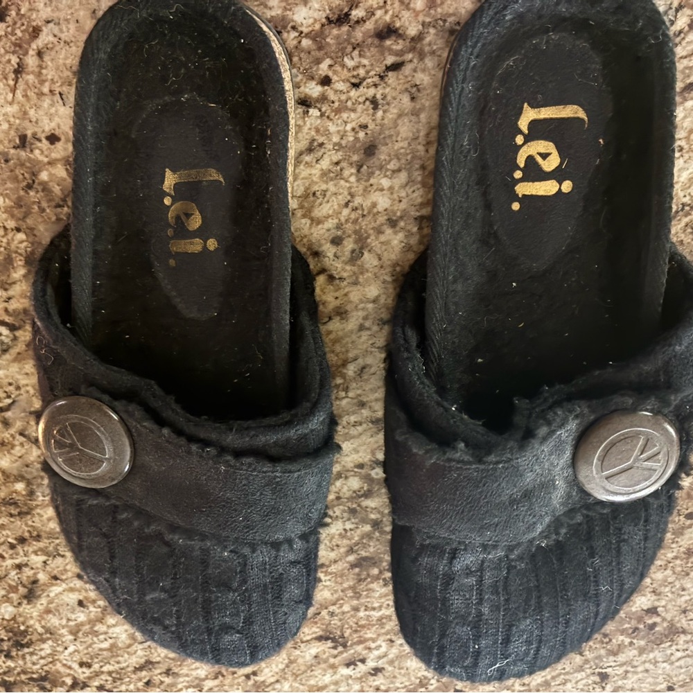 LEI Black Women's sweater Slides with button Accent